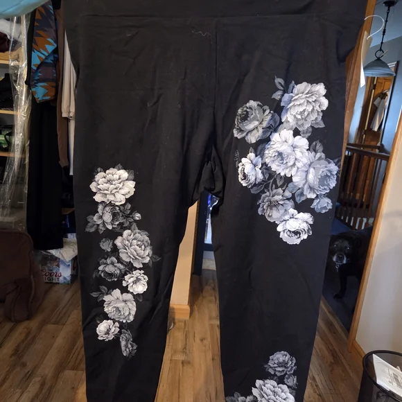 torrid Black Floral Print Leggings with White Rose Detail - Picture 2 of 7